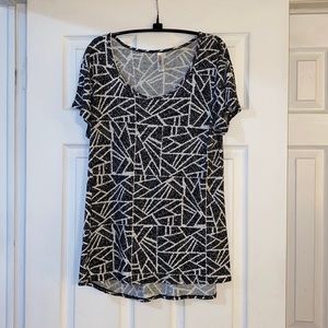 Lularoe Classic Shirt Sleeve Tee - Size M (NWOT)